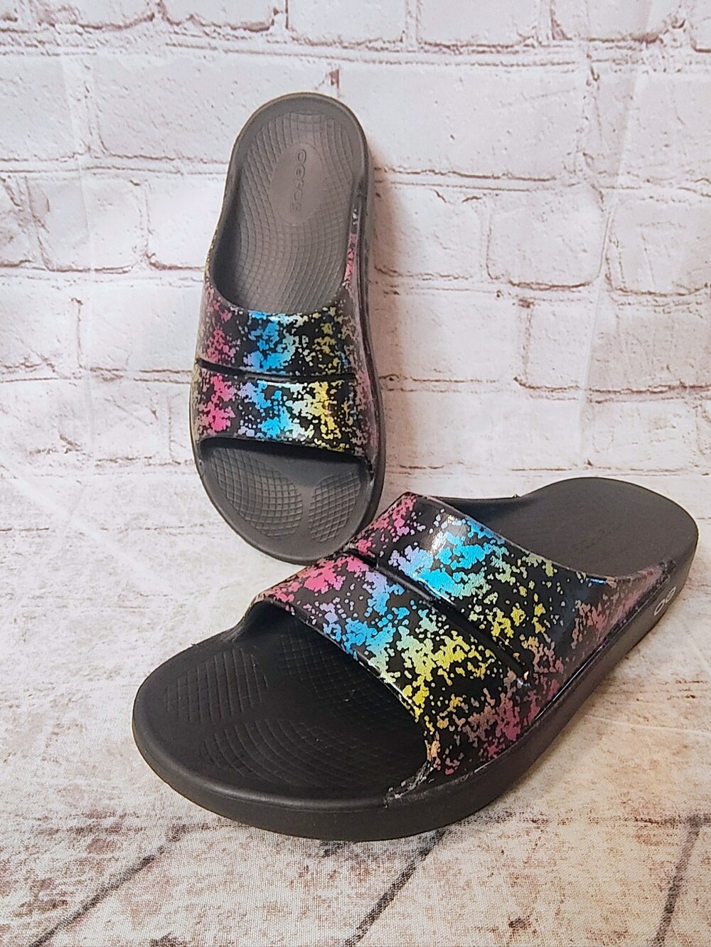 Oofos Ooahh Colorful Limited 80's Arcade Black Recovery Rainbow Sandals 8 Womens